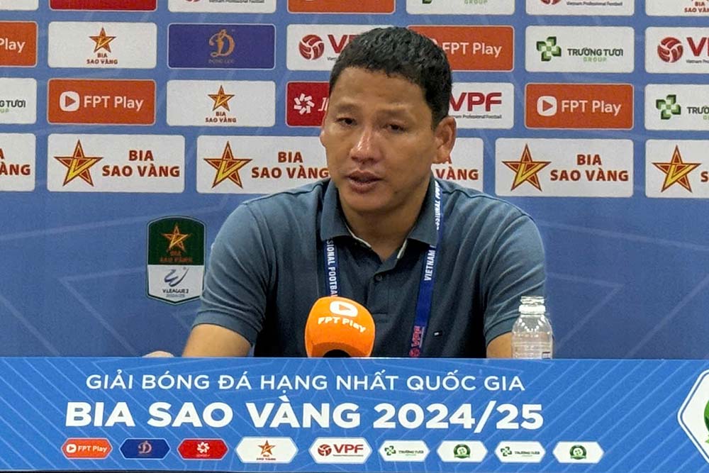 Huan luyen vien Anh Duc tiep tuc roi nuoc mat trong phong hop bao sau khi tran dau voi PVF-CAND khep lai. 