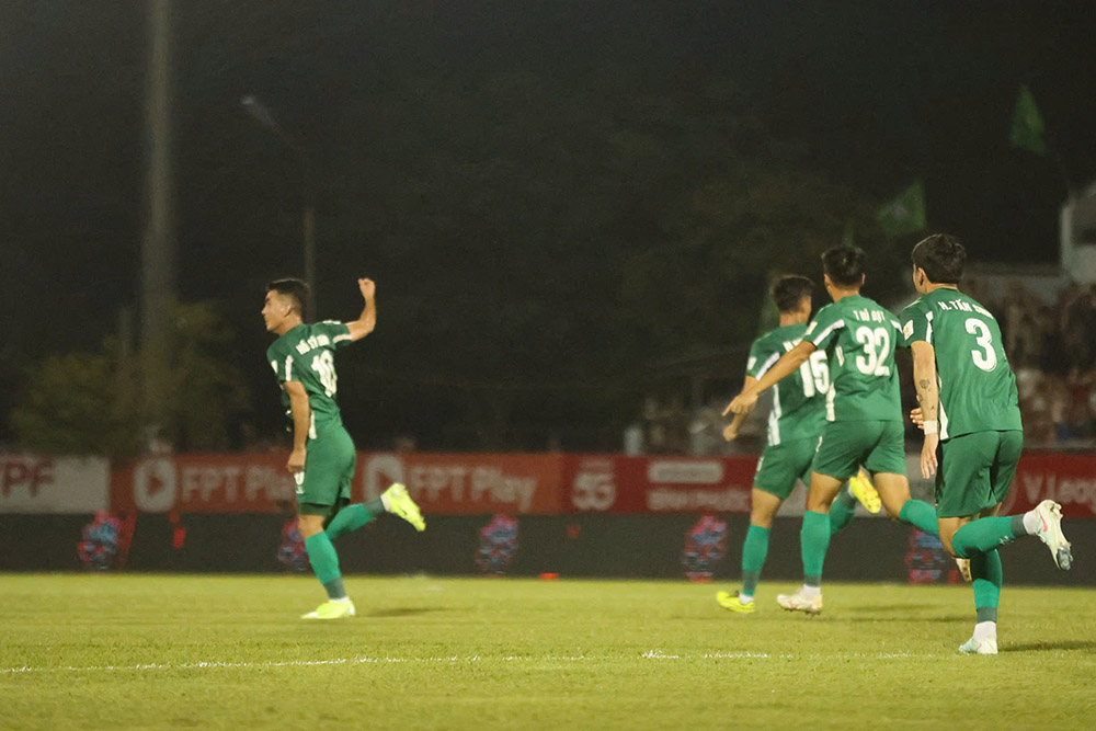 Tuy nhien, cau lac bo Binh Phuoc khong bo cuoc. Chi trong vong 3 phut, tu phut 68 den phut 71, Ho Tuan Tai va Nguyen Khac Vu lan luot ghi ban de dua ti so tran dau ve 2-2.