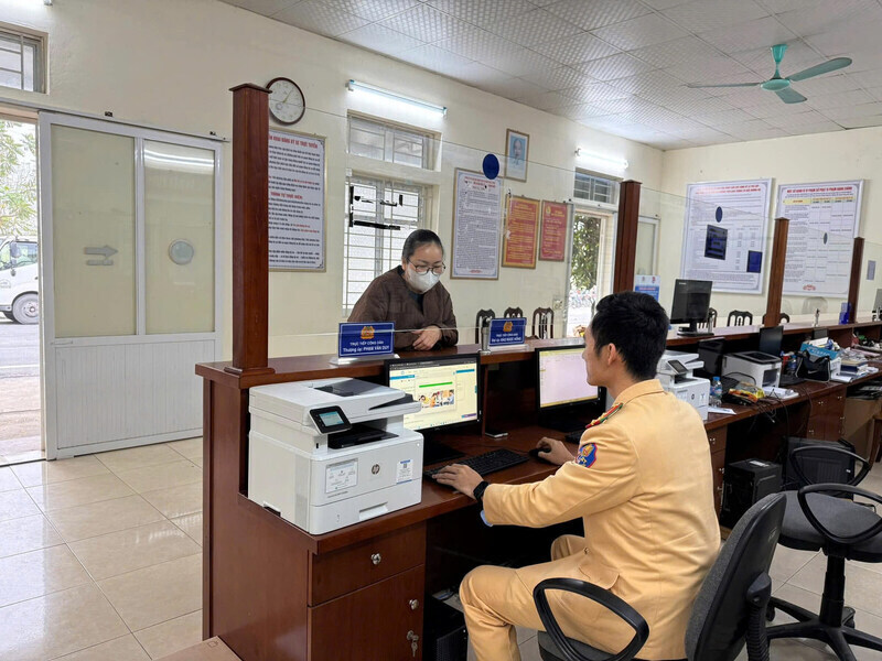Officers of the Traffic Police Department, Hoa Binh Provincial Police support people in issuing and exchanging driving licenses. Photo: Provided by the police