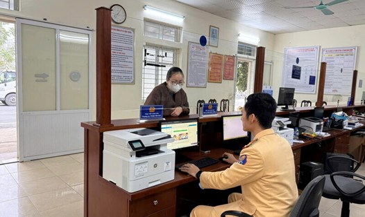 Cán bộ Phòng CSGT, Công an tỉnh Hòa Bình hỗ trợ người dân cấp đổi GPLX. Ảnh: Công an cung cấp