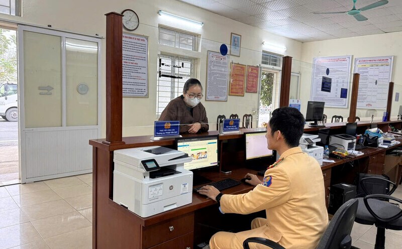 Officers of the Traffic Police Department, Hoa Binh Provincial Police support people in issuing and exchanging driving licenses. Photo: Provided by the police