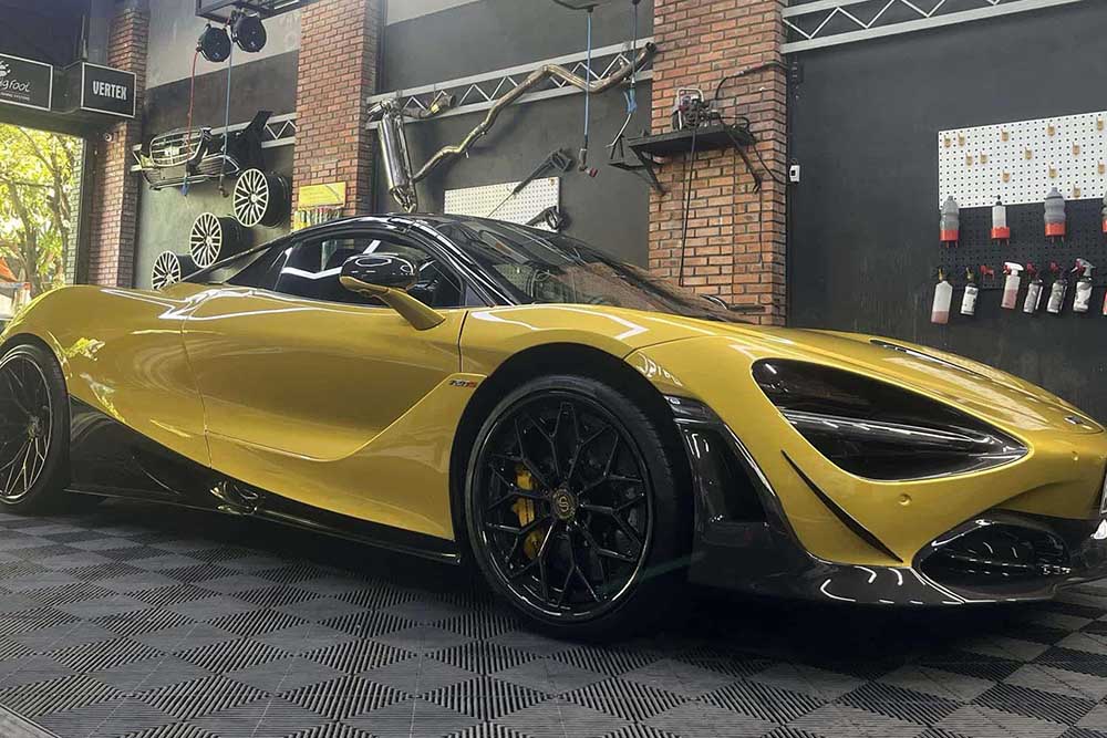 McLaren 720S Spider with Novitec upgrade attracts attention in Da Nang city. Photo: Nhut Dang