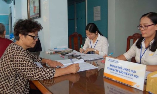 Định kỳ 3 năm, Chính phủ thực hiện rà soát, xem xét việc điều chỉnh mức trợ cấp hưu trí xã hội. Ảnh  minh họa: BHXH Việt Nam.