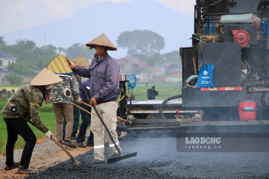 Các công nhân thảm nhựa đường liên kết vùng. Ảnh: Lam Thanh