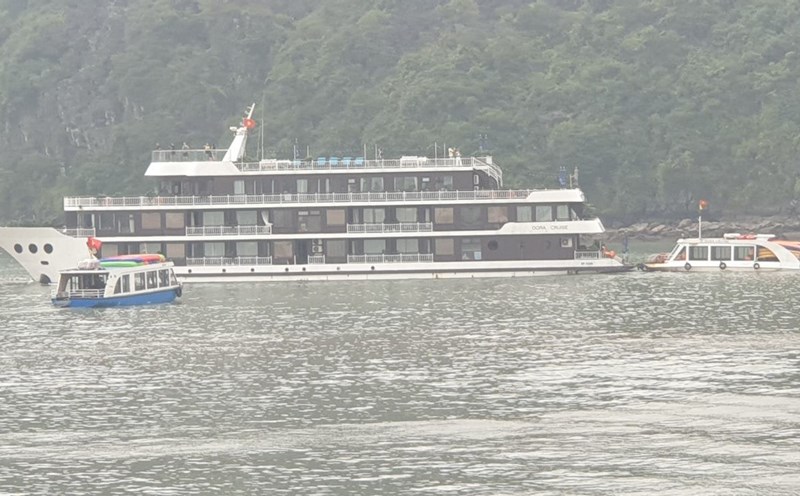 The high-speed ship takes tourists from Tuan Chau straight to the overnight cruise ship anchored in Lan Ha Bay. Photo: Nguyen Hung