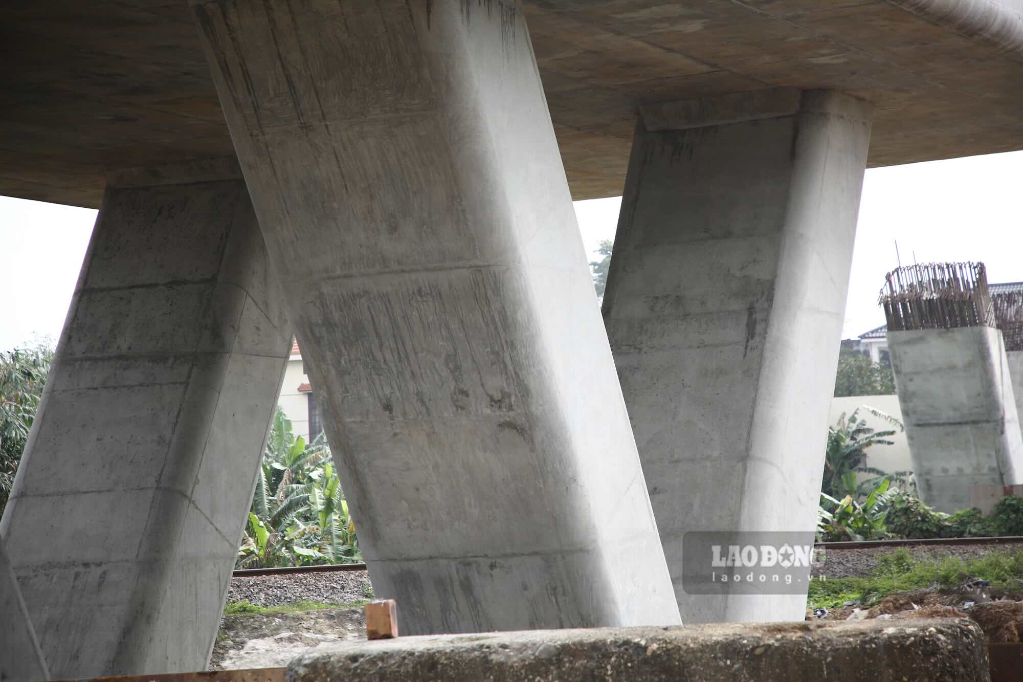 The Dong Hoi Central Railway Road and Overpass Project is still unfinished due to land clearance problems. Photo: Cong Sang