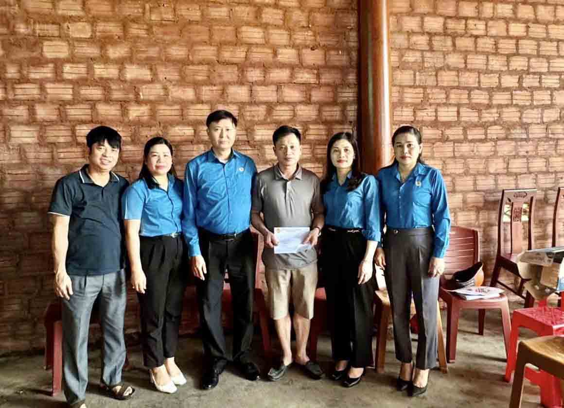 Ha Tinh Provincial Federation of Labor officials coordinated with Huong Khe District Federation of Labor to present support money to union members whose houses caught fire. Photo: Doan Cong
