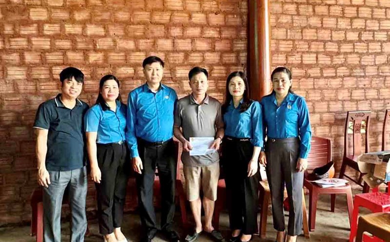Ha Tinh Provincial Federation of Labor officials coordinated with Huong Khe District Federation of Labor to present support money to union members whose houses caught fire. Photo: Doan Cong