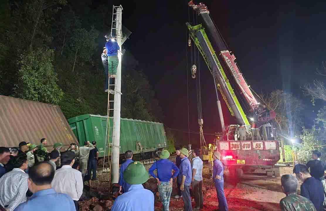 On the night of March 1, rescue forces lifted the overturned train cars away from the scene. Photo: Ha Tinh.
