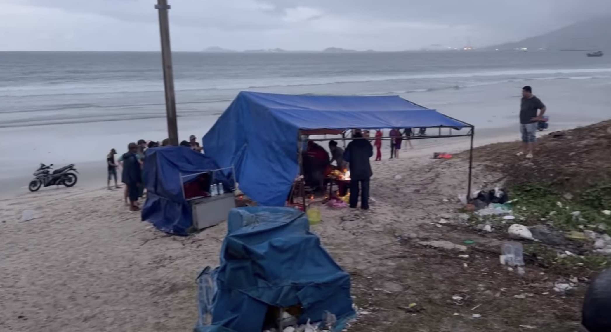 After 2 days of searching, the authorities found the bodies of two male students who died after swimming in Khanh Hoa. Photo: Binh Quy