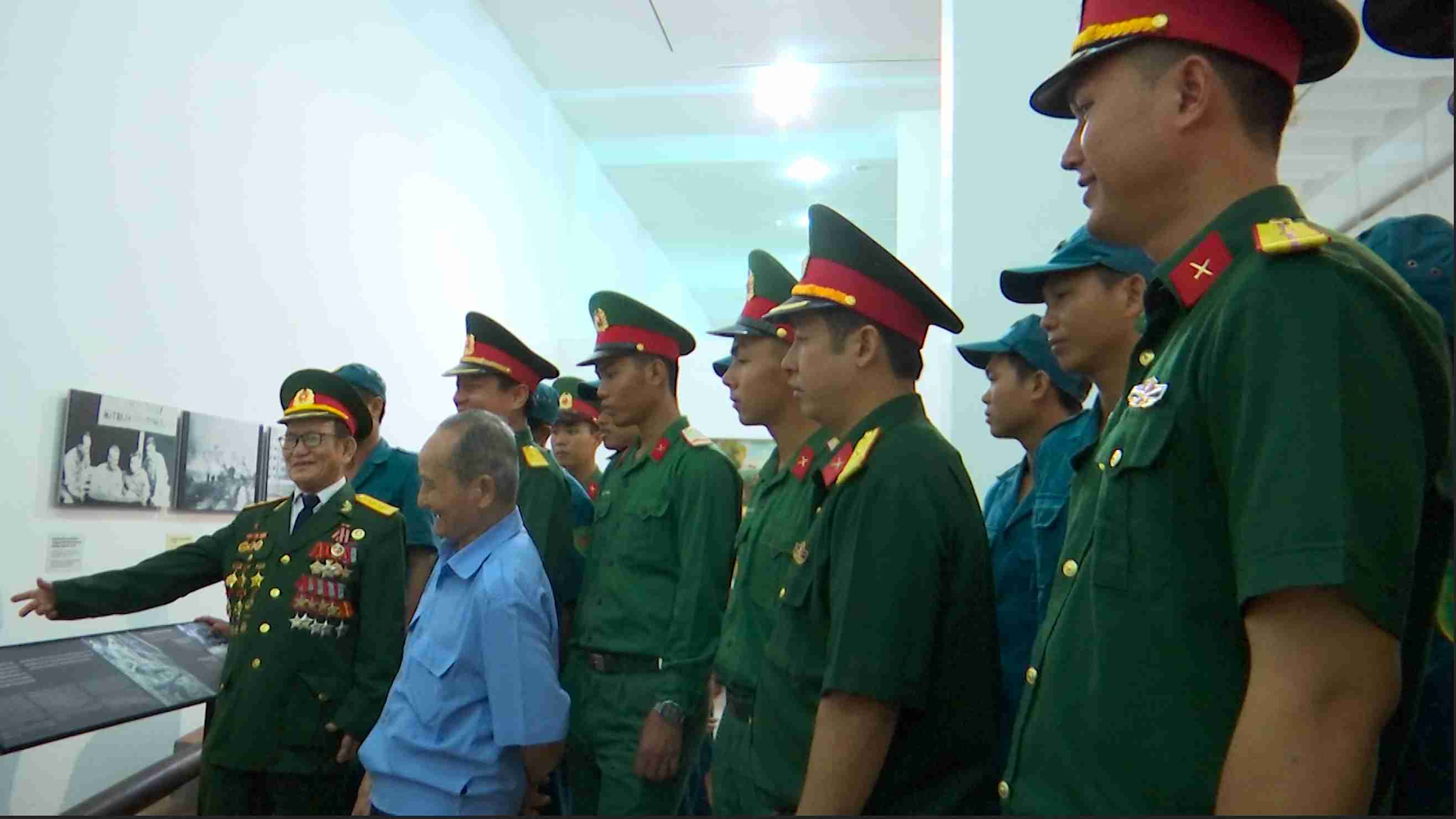 Cac cuu chien binh cung on lai chien thang Buon Ma Thuot. Anh: Bao Trung