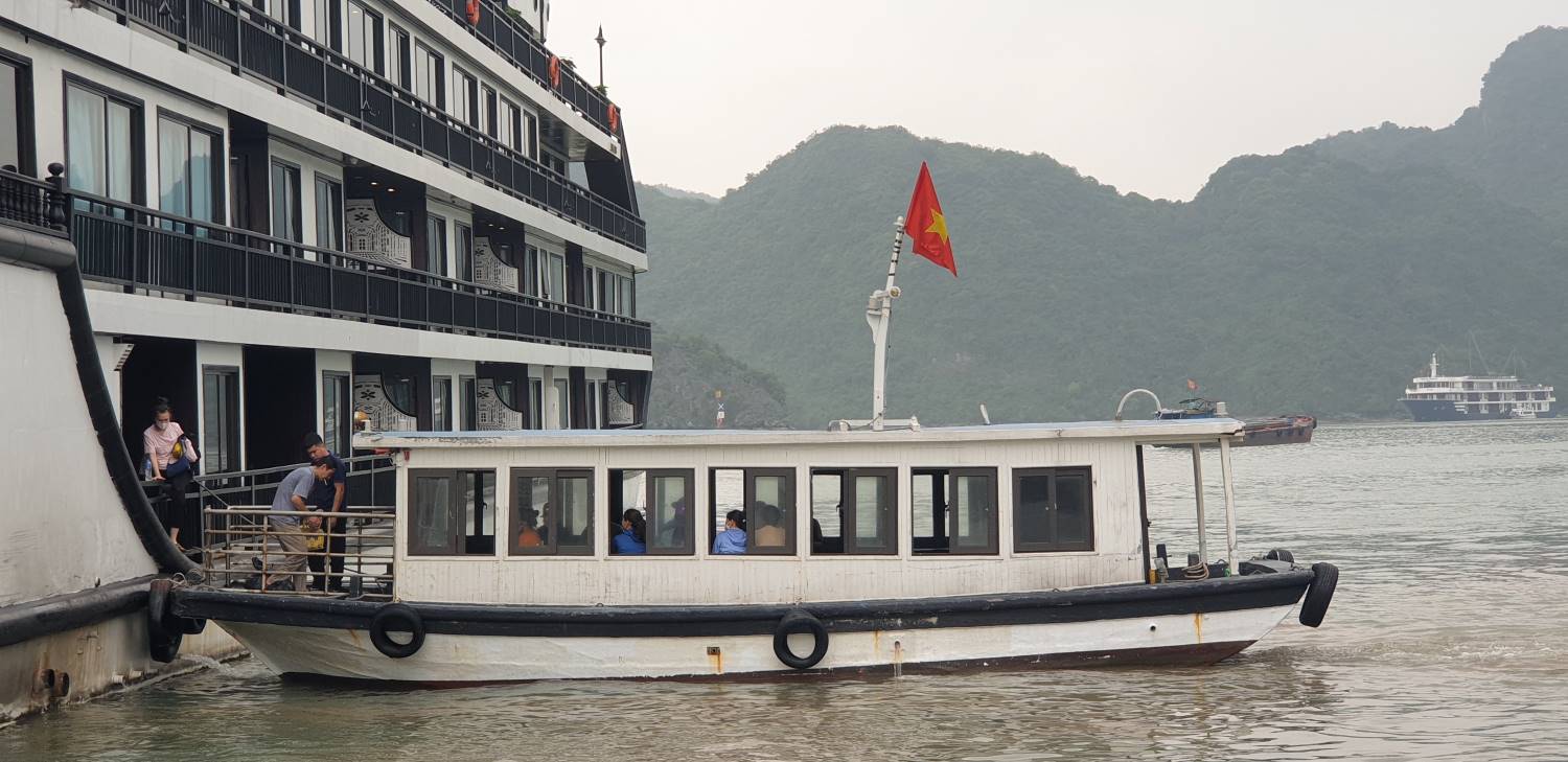 Mot tau nho don khach tu Cang Tuan Chau, vinh Ha Long va dua ra tau nghi dem dang doi tren vinh Lan Ha. Anh: Nguyen Hung