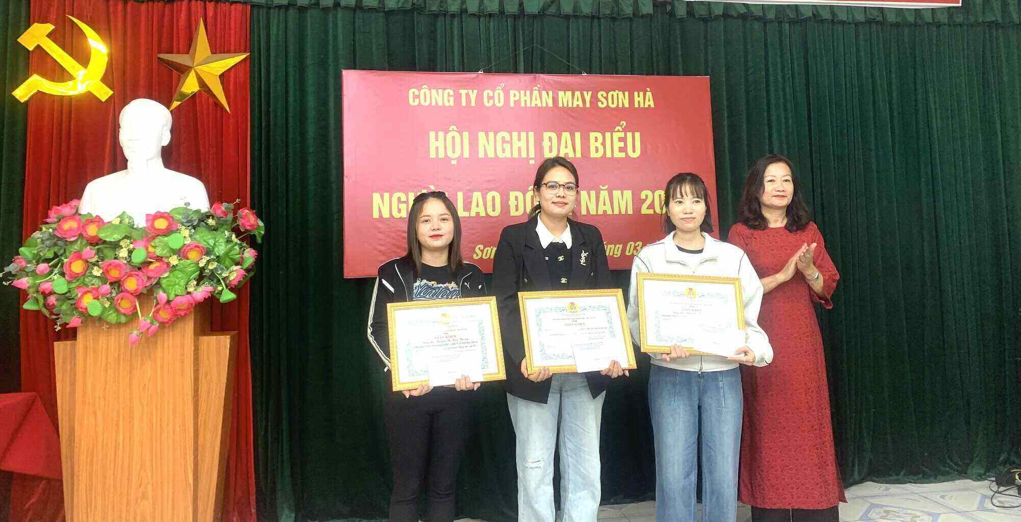 Son Ha Garment Joint Stock Company strives for the average income of employees in 2025 to reach 10.75 million VND. Photo: Trade Union