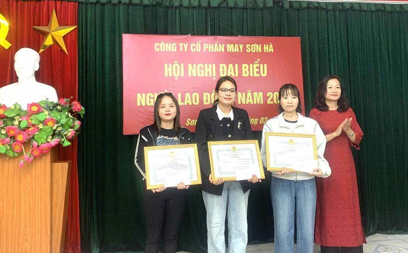 Son Ha Garment Joint Stock Company strives for the average income of employees in 2025 to reach 10.75 million VND. Photo: Trade Union