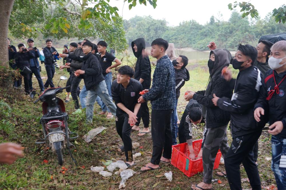 Phien cho nem nhau loan xa bang ca chua...de cau may. Anh: Quach Du