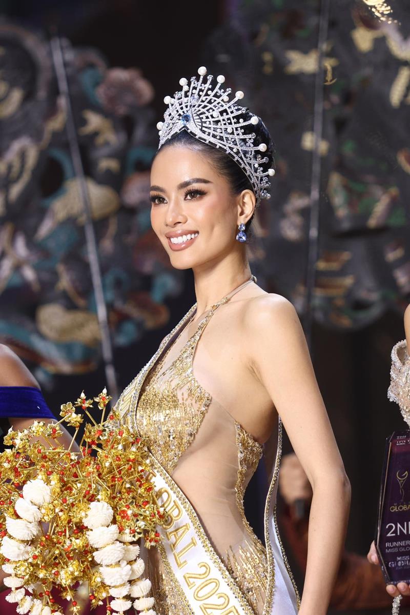 Nguoi dep Nhu Van dang quang ngoi vi Hoa hau cuoc thi. Anh: Miss Global Organization