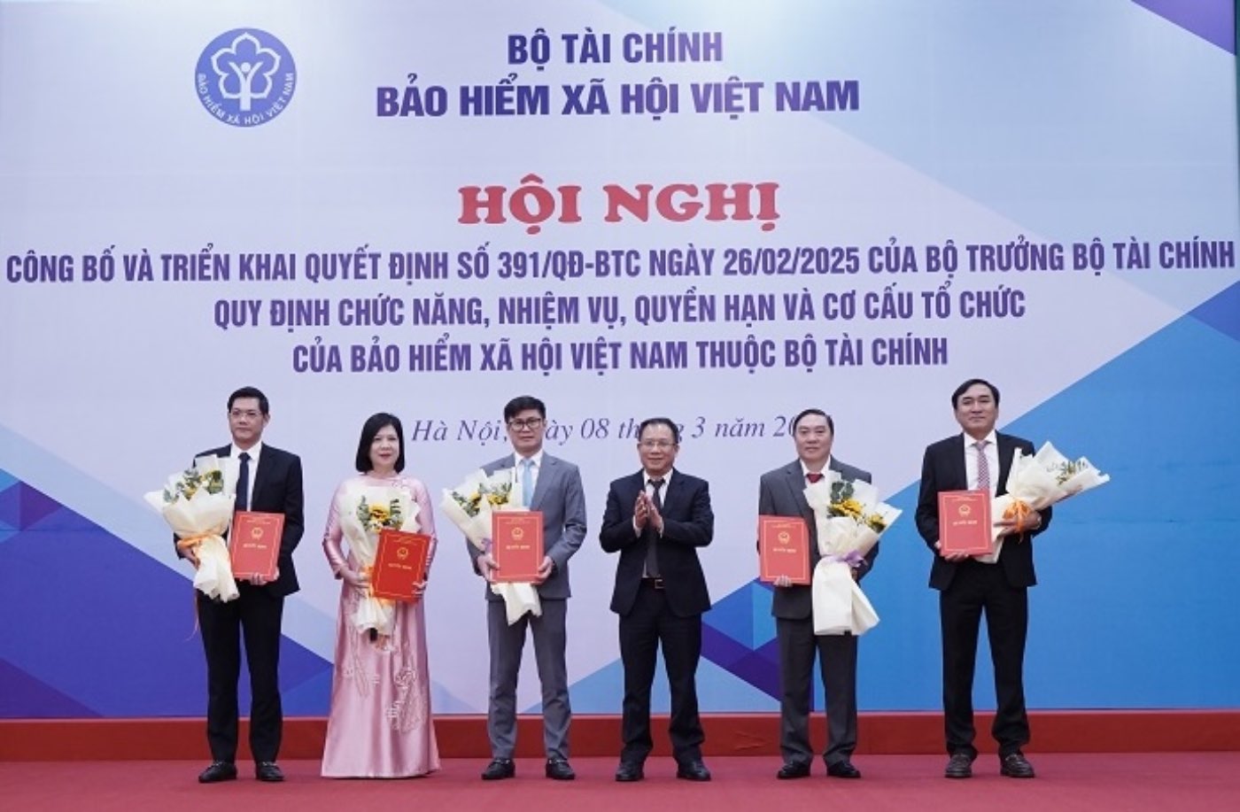 Mr. Nguyen Ngoc Huyen (far left) received the Decision to transfer and appoint the Director of Social Insurance Region I. Photo: Hanoi Social Insurance