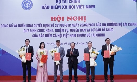 Ông Nguyễn Ngọc Huyến (ngoài cùng bên trái) nhận Quyết định điều động, bổ nhiệm Giám đốc BHXH khu vực I. Ảnh: BHXH TP Hà Nội