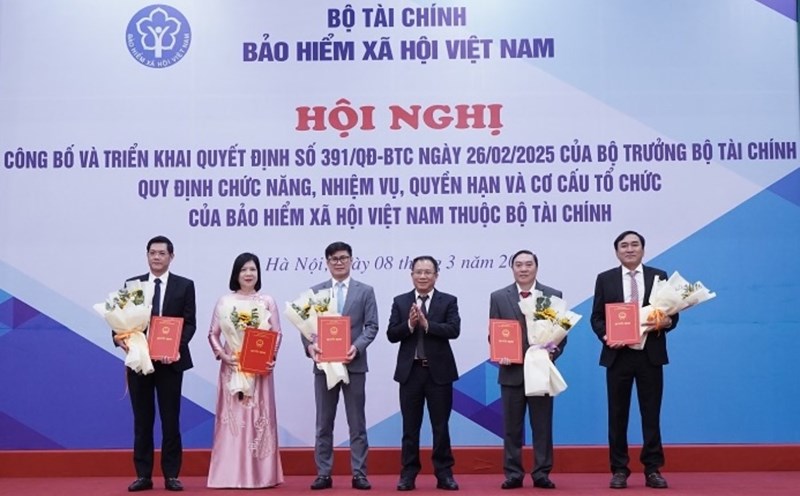 Mr. Nguyen Ngoc Huyen (far left) received the Decision to transfer and appoint the Director of Social Insurance Region I. Photo: Hanoi Social Insurance