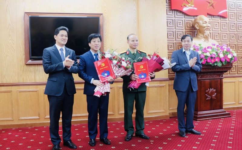 The Secretariat appointed Mr. Vuong The Man - Director of the Department of Industry and Trade - to join the Executive Committee of the Lai Chau Provincial Party Committee (second from left). Photo: Laichau.gov.vn