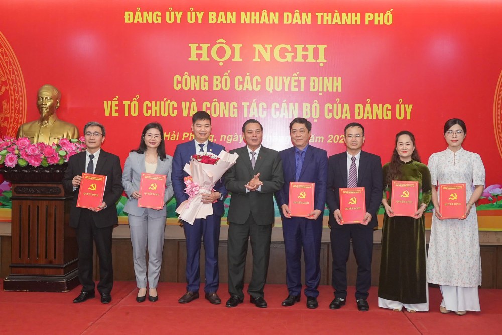 Chu tich UBND TP Hai Phong Nguyen Van Tung trao quyet dinh va tang hoa cho Uy ban Kiem tra Dang uy. Anh: Kim Thanh/thanhtra.com.vn  