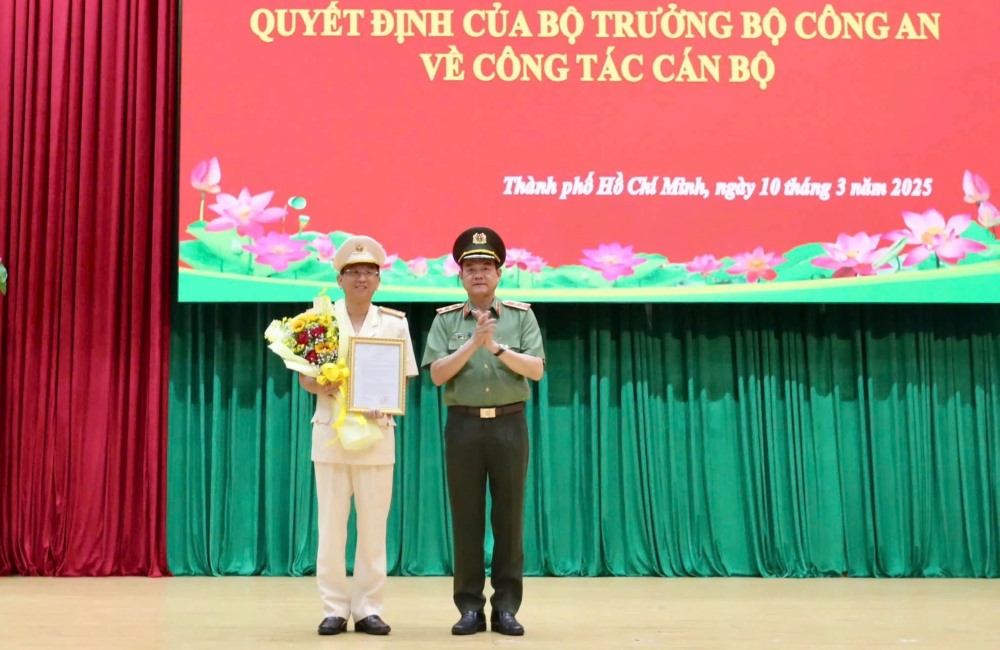 Lieutenant General Le Hong Nam - Director of Ho Chi Minh City Police - presented the decision to Colonel Tran Hong Minh. Photo: Police