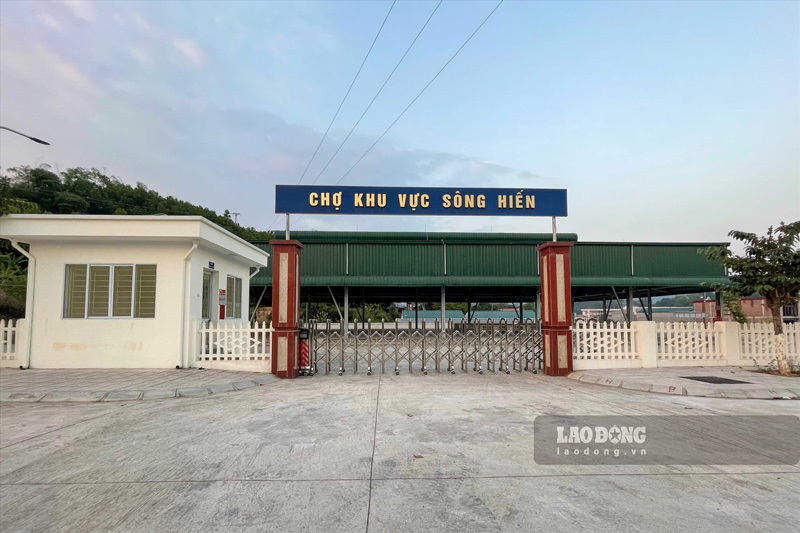 Khu vuc cho Song Hien phuc vu nguoi dan song tai du an vua di vao hoat dong chua lau da keo them sai pham ve bai do xe va trung chuyen hang hoa. Anh: Tan Van.