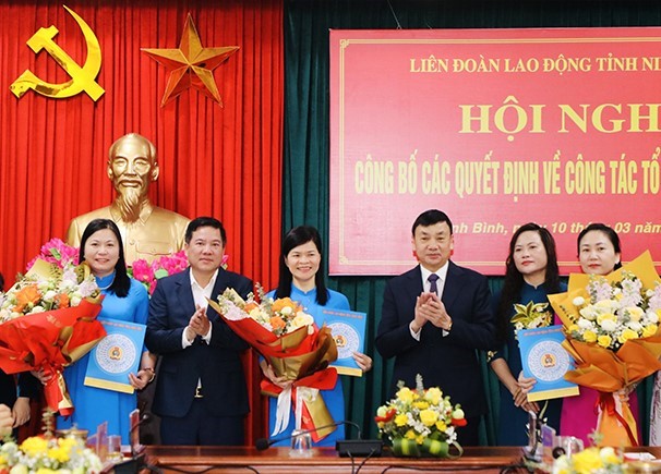Representatives of the Provincial Federation of Labor and the leaders of the Ninh Binh Provincial People's Committee presented the Decision and presented flowers to congratulate the leaders of the newly established departments and unions after the merger. Photo: Nguyen Truong