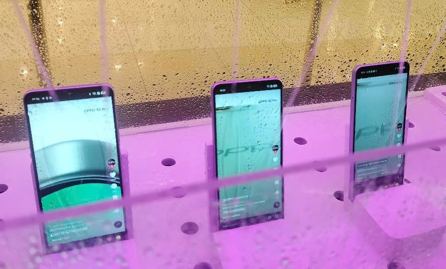 Oppo A5 Pro es resistente al agua. Foto: Nguyen Dang
