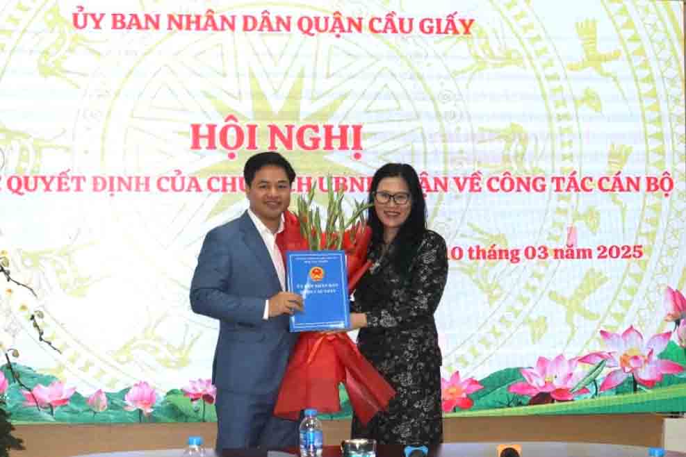 Awarding the Decision on the transfer and appointment of Mr. Luu Van Thong, Principal of Dich Vong Secondary School, as Principal of Cau Giay Secondary School. Photo: Cau Giay District People's Committee