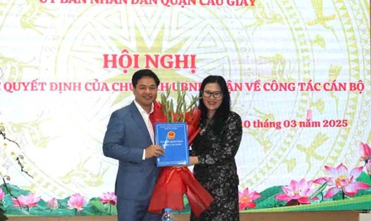 Trao Quyết định điều động, bổ nhiệm ông Lưu Văn Thông, Hiệu trưởng Trường THCS Dịch Vọng làm Hiệu trưởng Trường THCS Cầu Giấy. Ảnh: UBND quận Cầu Giấy