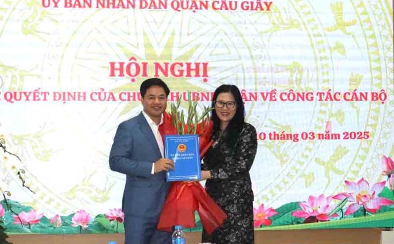 Awarding the Decision on the transfer and appointment of Mr. Luu Van Thong, Principal of Dich Vong Secondary School, as Principal of Cau Giay Secondary School. Photo: Cau Giay District People's Committee