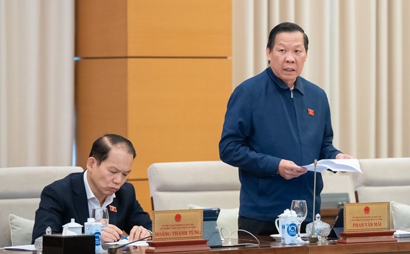 Chairman of the National Assembly's Economic and Financial Committee Phan Van Mai talks about special consumption tax on hybrid vehicles. Photo: Quochoi.vn