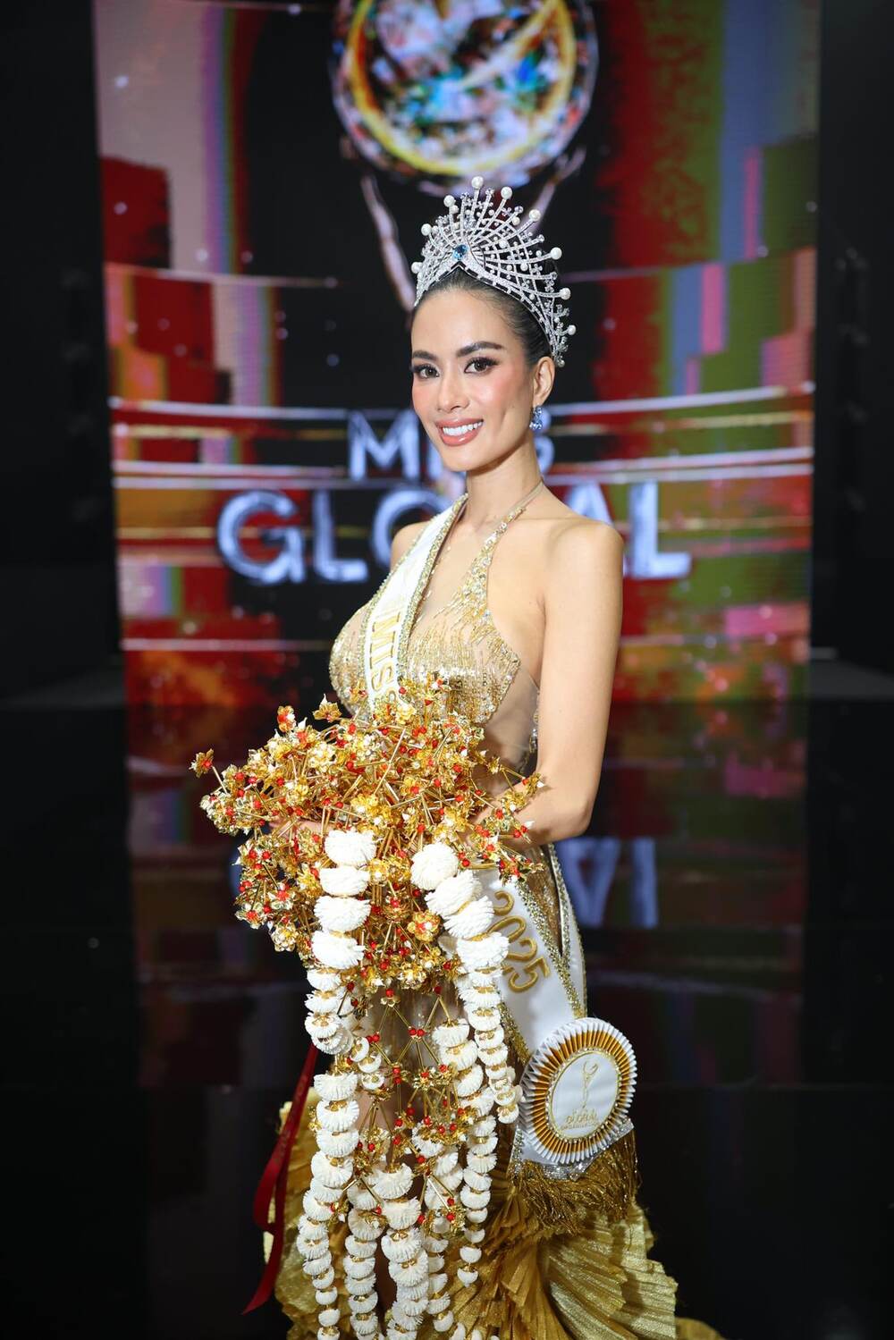 Nguyen Dinh Nhu Van dang quang Miss Global 2025. Anh: Miss Global Organization