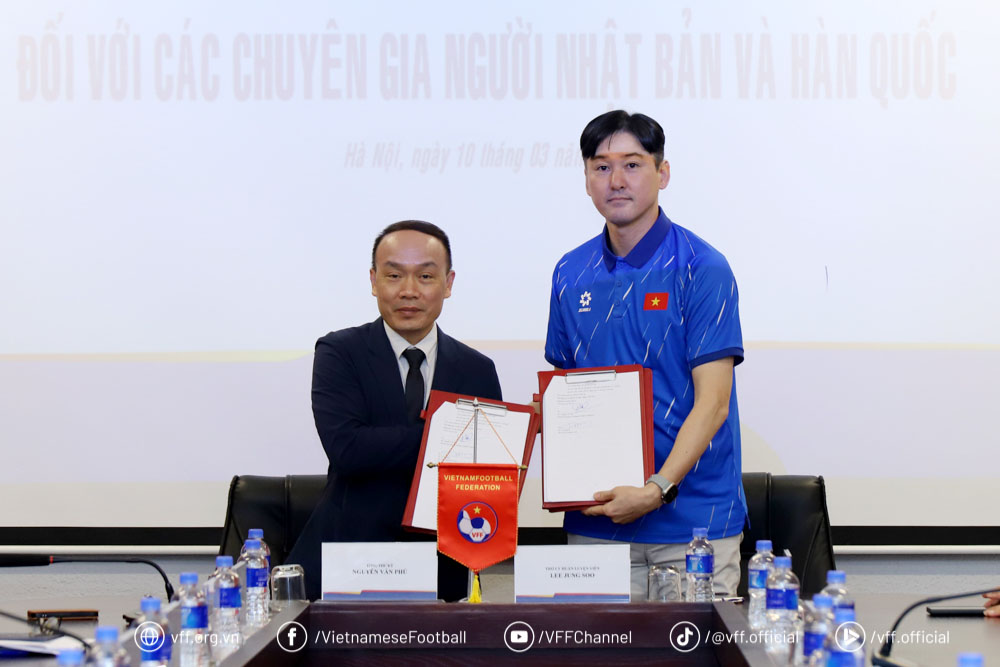 Mr. Lee Jung-soo joined the U23 coaching staff and the Vietnam national team as an assistant coach. Photo: VFF