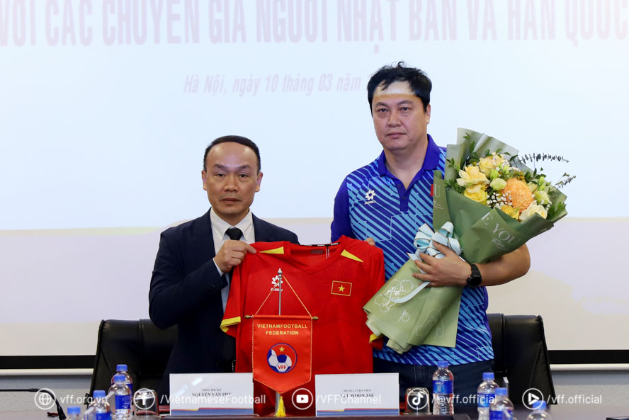 Huan luyen vien thu mon Lee Woon-jae tiep tuc gan bo voi bong da Viet Nam. Anh: VFF