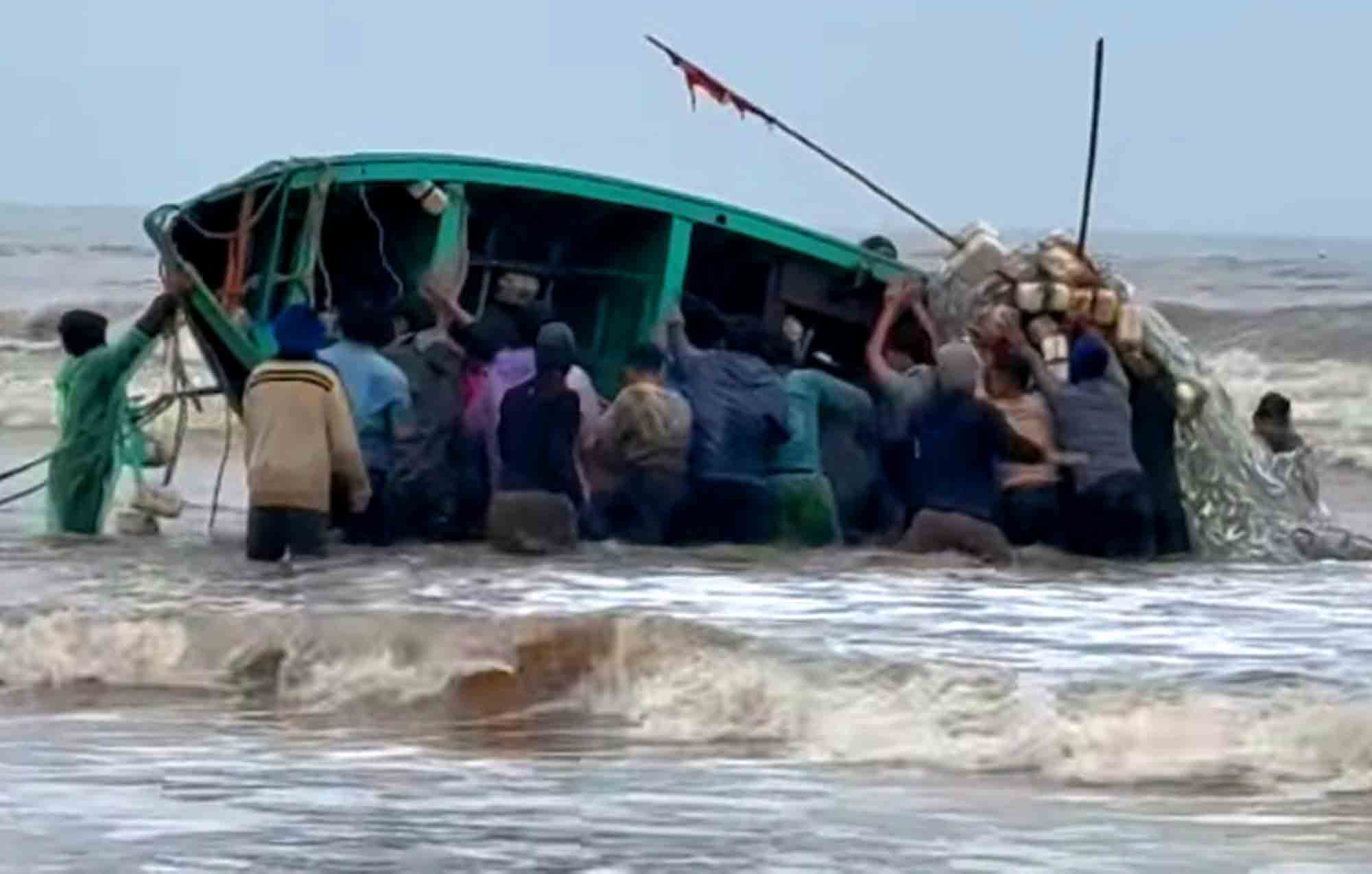 The fishing boat was capsized by waves at the time of the capsize. Photo: Quang Tuan.