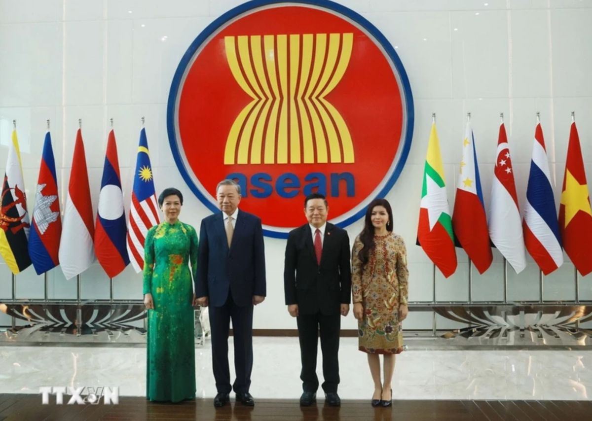 Tổng Bí thư Tô Lâm và Phu nhân cùng Tổng Thư ký ASEAN Kao Kim Hourn và Phu nhân tại Trụ sở Ban Thư ký ASEAN. Ảnh: TTXVN