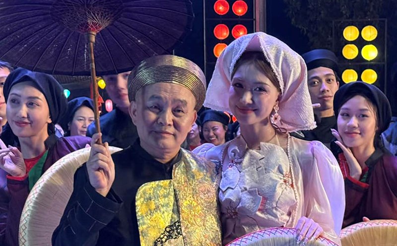 Xuan Hinh participated in the MV "Bac Bling" by Hoa Minzy. Photo: Provided by the crew