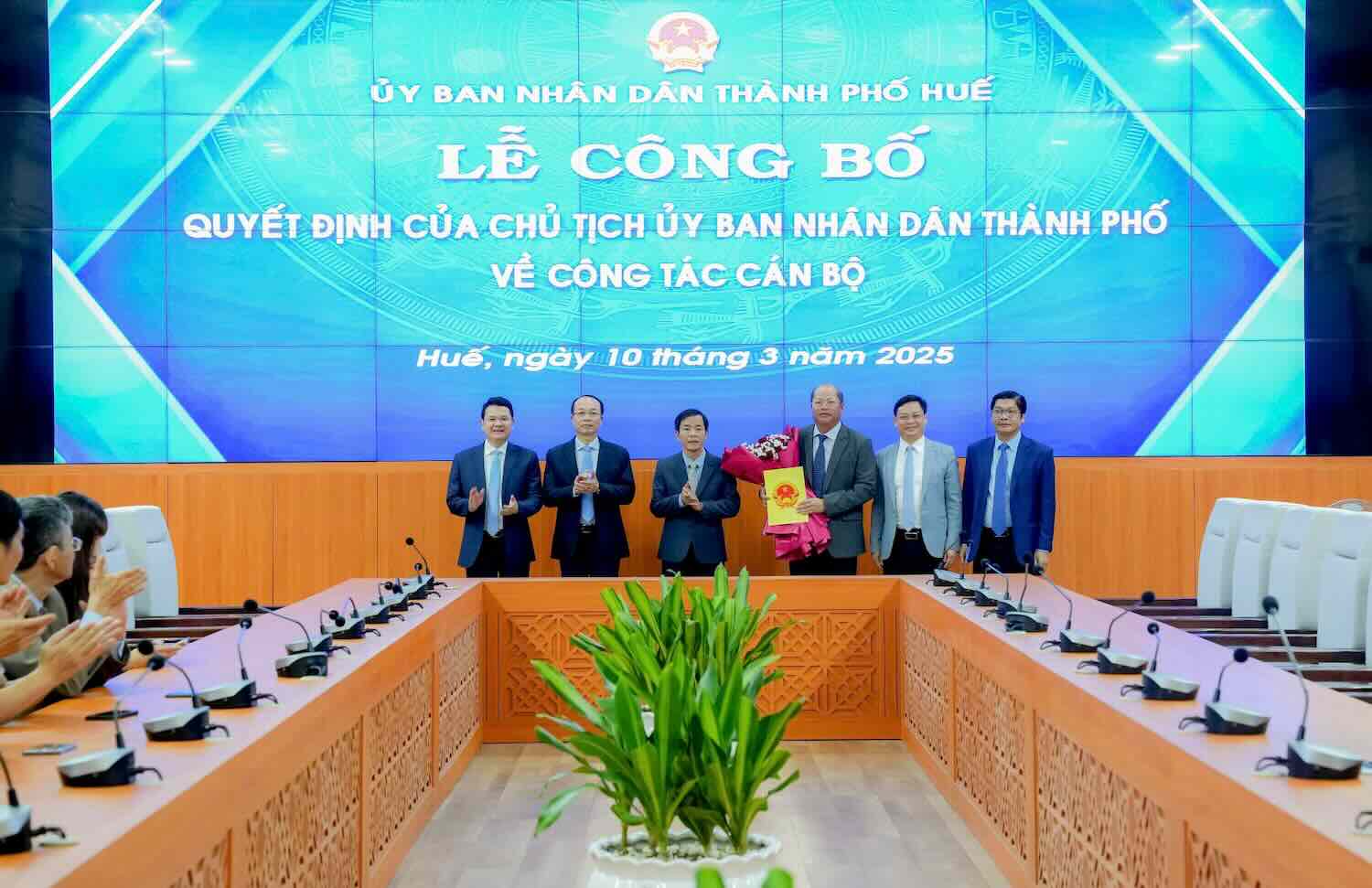 Mr. Dang Huu Phuc, member of the City Party Committee - former Director of the Department of Labor - Invalids and Social Affairs, was transferred to work at the Department of Industry and Trade and appointed to the position of Director of the Department of Industry and Trade. Photo: Ngoc Minh.