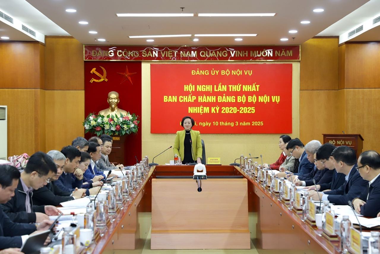 Minister of Home Affairs Pham Thi Thanh Tra delivered a concluding speech at the first Conference of the Party Executive Committee of the Ministry of Home Affairs for the 2020-2025 term. Photo: Huong Nha