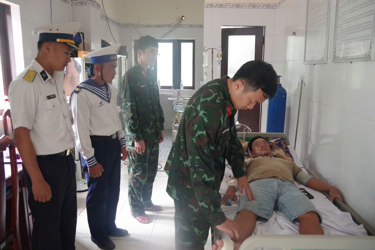 Truong Sa island infirmary treated a fisherman from Ninh Thuan who was stung by a sea fish. Photo: Ngoc Anh