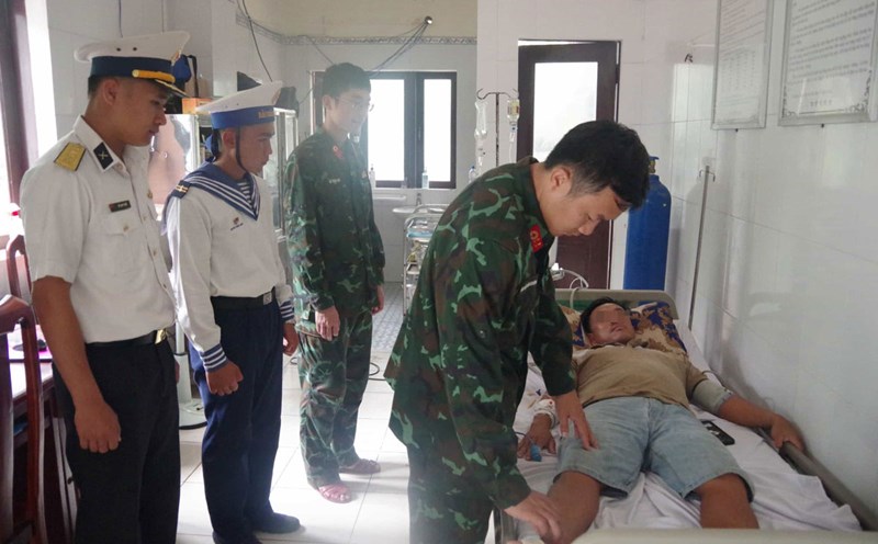 Truong Sa island infirmary treated a fisherman from Ninh Thuan who was stung by a sea fish. Photo: Ngoc Anh