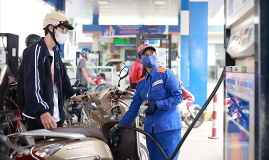 Đề xuất bỏ thuế tiêu thụ đặc biệt với xăng.  Ảnh minh họa: Hải Nguyễn
