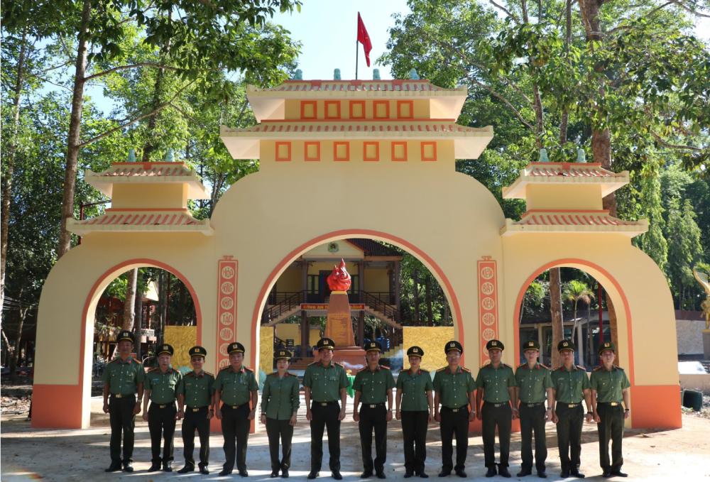 The delegation took souvenir photos at the traditional house of Kien Giang Provincial Police. Photo: Tien Dung