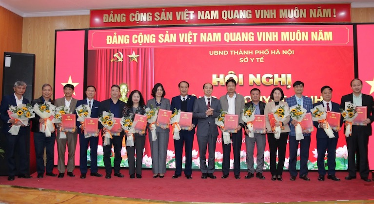 Dr. Nguyen Dinh Hung, Director in charge of the Hanoi Department of Health, presented the decision to the unit leaders and functional departments of the Department. Photo: Provided by Hanoi Department of Health
