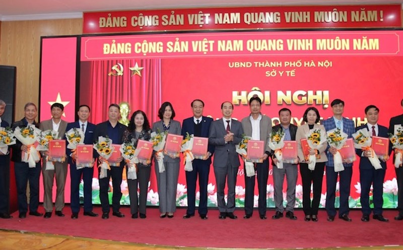 Dr. Nguyen Dinh Hung, Director in charge of the Hanoi Department of Health, presented the decision to the unit leaders and functional departments of the Department. Photo: Provided by Hanoi Department of Health