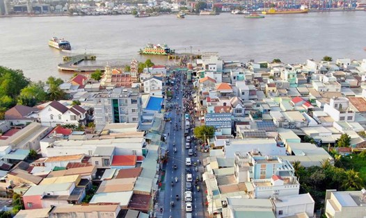 Dòng xe phía Đồng Nai nhích từng chút chờ qua phà Cát Lái để vào TPHCM.  Ảnh: Minh Quân
