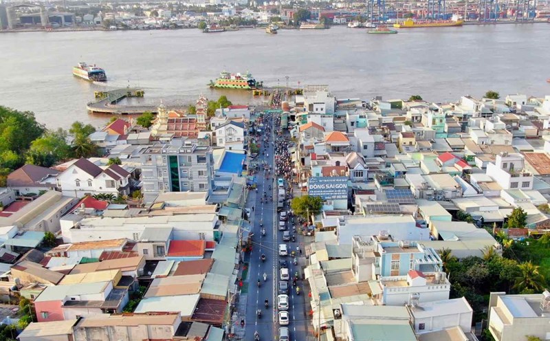 The line of vehicles from Dong Nai is taking a step back and forth waiting to cross Cat Lai ferry to get to Ho Chi Minh City. Photo: Minh Quan
