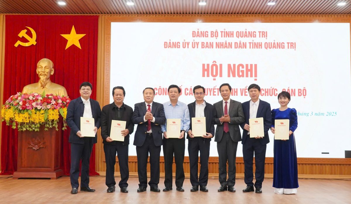 The leaders of the Provincial People's Committee's Party Committee presented the decision to establish grassroots party organizations after the merger. Photo: Tien Nhat